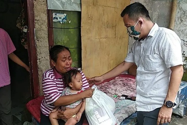 Yuli Nur Amalia ibu miskin di Kota Serang saat dikunjungi Muji Rohman, Anggota DPRD Kota Serang, Sabtu, 18 April 2020.(BantenHits.com/ Mahyadi)