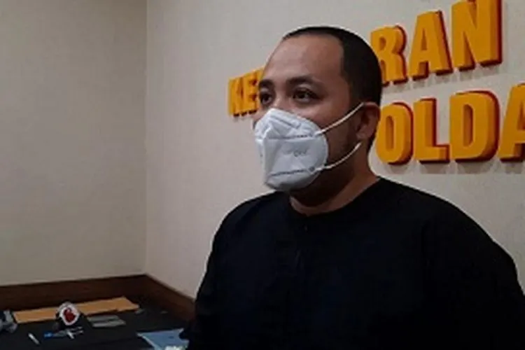 Dokter Juan Setyadi, kakak kandung Fadly Satrianto saat sesi wawancara di Rumah Sakit Bhayangkara Surabaya, Minggu (10/1/2021). (Ayosurabaya/Praditya)
