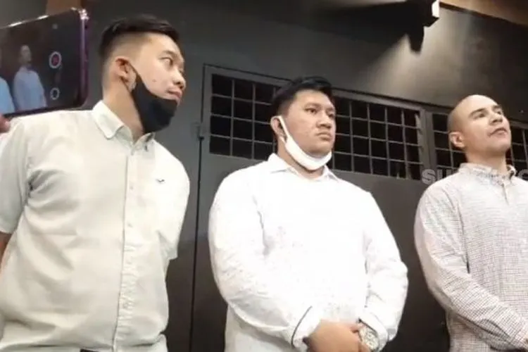 (dari kiri ke kanan) Manajer Hana Hanifah, Nico; kuasa hukum; Machi Ahmad; keluarga, Nabil. [Suara.com/Evi Ariska]