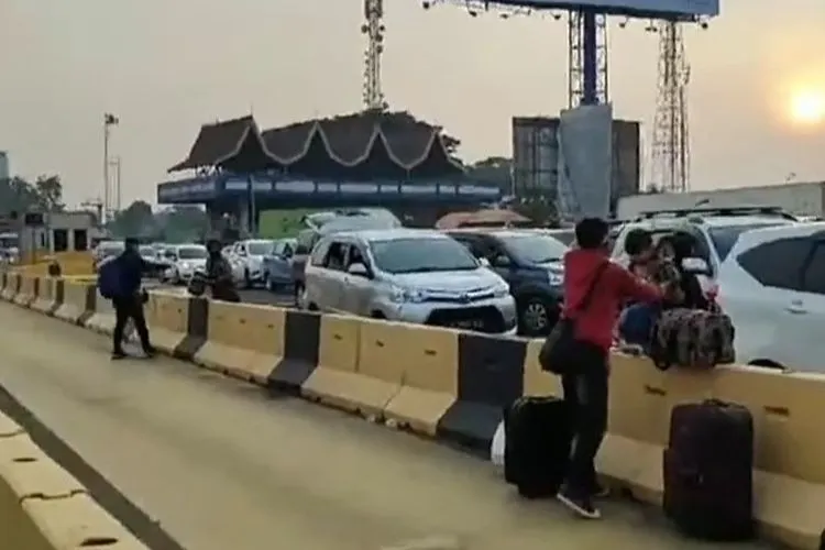 Kemacetan parah terjadi di jalan tol menuju Bandara Soetta pada hari kepulangan Imam Besar FPI Habib Rizieq Syihab dari Arab Saudi, Selasa (10/11/2020) / Dok. Warga (Yanto)