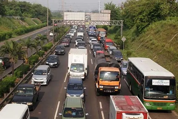 Kemacetan di sekitar lintasan tol Jatiasih, Kota Bekasi, Jawa Barat, karena kepadatan kendaraan dari Tol Lingkar Luar Jakarta ke arah Tol Jakarta-Cikampek/Tempo.co