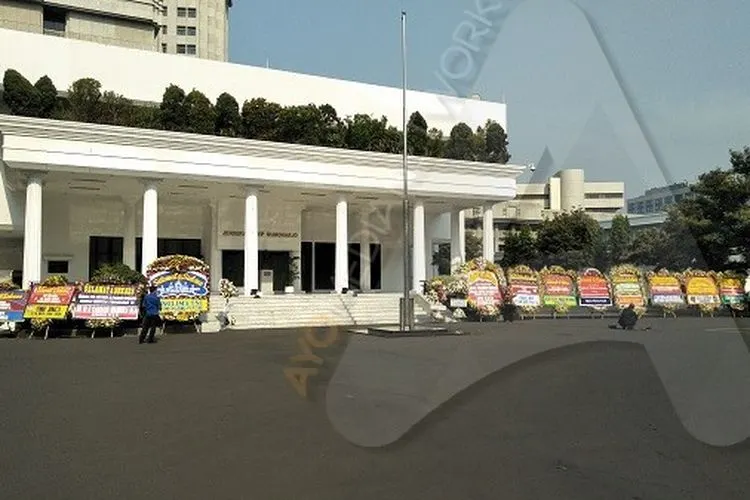 Karangan bunga sudah berdatangan ke Gedung Kementerian Pertahanan di Jalan Medan Merdeka Barat, Jakarta Pusat sejak Kamis pagi (24/10/21019)/Ayojakarta.com