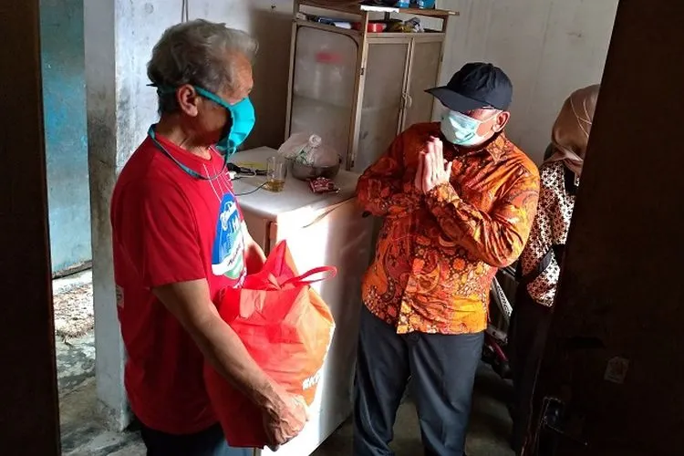Dirjen Pemberdayaan Sosial Kementerian Sosial (Kemensos), Edi Suharto, secara door to door menyerahkan bantuan menyempatkan diri berbincang dengan para penerima di Desa Tanimulya, Kecamatan Ngamprah, Kabupaten Bandung Barat (KBB), Senin (15/6/2020). (dok)