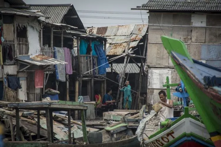 Warga beraktivitas di perkampungan nelayan di kawasan Muara Angke, Penjaringan, Jakarta/Antara