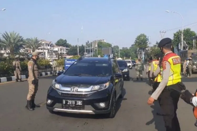 Anggota gabungan dari TNI, Polisi, Dinas Perhubungan (Dishub), Satuan Polisi Pamong Praja (Satpol PP) Kabupaten Bogor, saat menggelar operasi masker di Jalan Raya Puncak Bogor, Jawa Barat. Sabtu (19/9/2020). (Suara.com/Andi Ahmad Sulaendi).