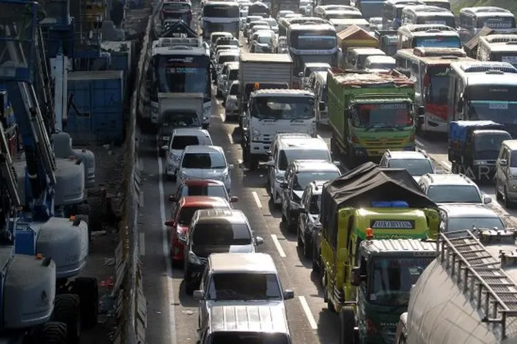 Ilustrasi, ratusan kendaraan terjebak macet di ruas tol Jakarta-Cikampek KM 35, Cikarang Pusat, Kabupaten Bekasi, Jawa Barat, Kamis (30/5). [Suara.com/Arief Hermawan P]