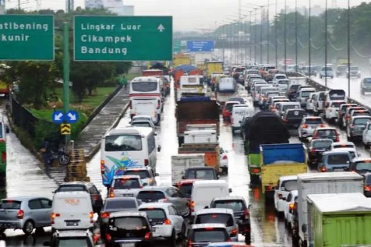 Kendaraan di Tol Cikampek (Okezone.com)