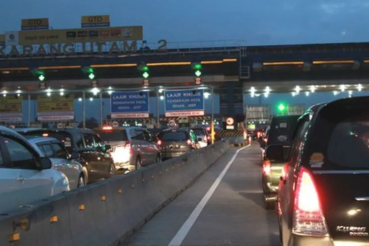 Kendaraan yang meninggalkan Jakarta melalui Tol Cikampek (Dream.co)