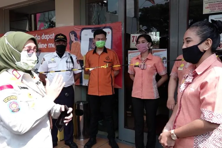 Kepala Satpol PP Kota Depok Lienda Ratnanurdianny melakukan sosialisasi protokol kesehatan kepada sejumlah pegawai pertokoan pada masa adaptasi kebiasaan baru. Foto: Surya Dinata/Republika TV