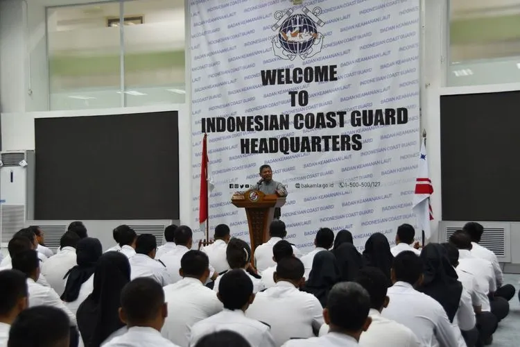 Kepala Bakamla Laksdya Bakamla A. Taufiq R. dalam arahannya saat memimpin apel besar seluruh personel Bakamla RI wilayah Jakarta,di Aula Mabes Bakamla RI, Jl. Proklamasi No. 56, Menteng, Jakarta Pusat, Senin (6/1/2020). (Humas Bakamla)