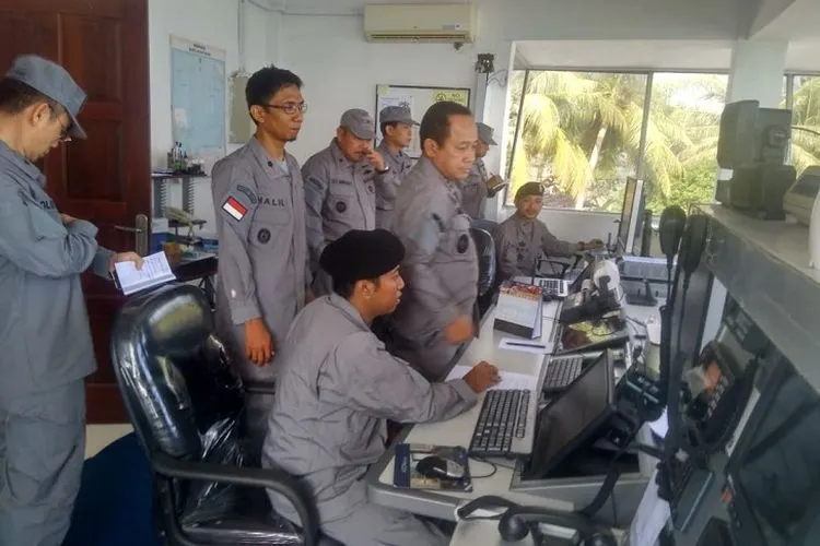 Kepala Bakamla, Laksdya TNI Aan Kurnia tinjau satuan wilayah Bakamla RI di  Batam (Humas Bakamla)