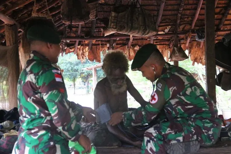 Kepala Suku Kanum, Dominggus Mayua tengah diberi pelayanan kesehatan. (Pendam XVII/Cenderawasih)
