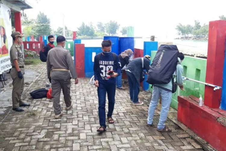 Para pengunjung sedang mencuci tangan sebelum masuk ke tempat wisata / beritajakarta.id