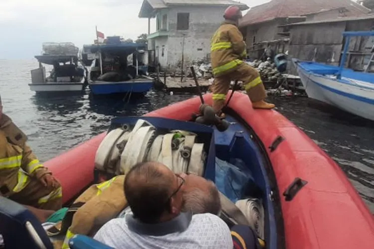 Proses evakuasi Badrun, nelayan yang jatuh sakit / beritajakarta.id