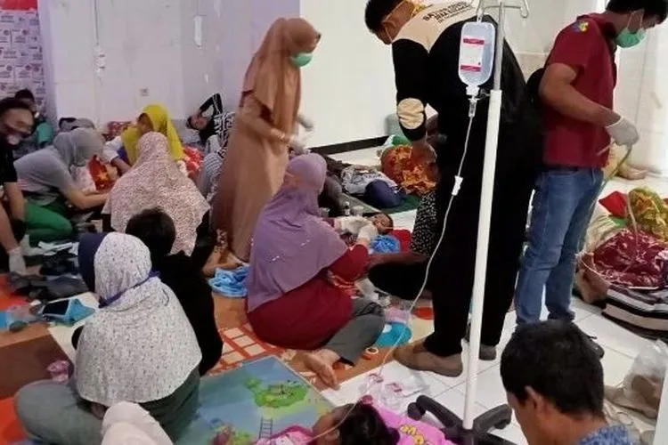 Warga Kampung Cihonje, Kecamatan Sukaresmi, Kabupaten Cianjur, memenuhi Puskesmas Sukamahi diduga mengalami keracunan makanan, Senin (10/8/2020) malam. [Ist]