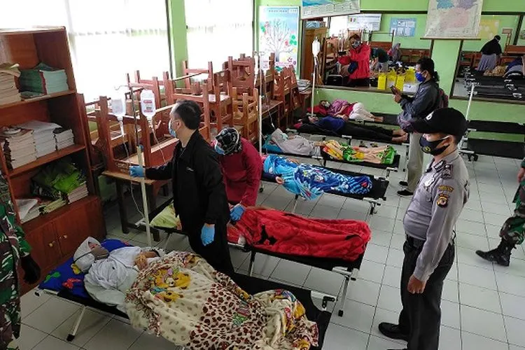 Dinas Kesehatan Kota Tasikmalaya periksa kondisi korban keracunan nasi kuning di ruang perawatan darurat Puskesmas Mangkubumi, Kamis, (8/10/2020) (Ayotasik.com/Heru Rukanda).
