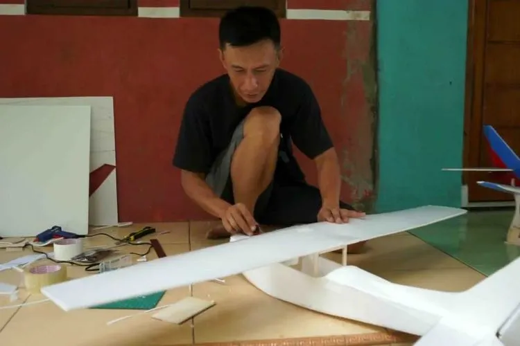 Hari Nurdiansyah saat produksi pesawat remot control jenis aeromodelling.  (Ayopurwakarta/Dede Nurhasanudin)