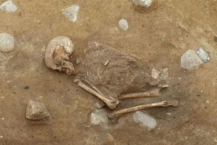 Kerangka misterius seorang wanita yang meninggal lebih dari 4.000 tahun yang lalu telah ditemukan di Jerman. (Philipp Roskoschinski/Archaeros via foxnews)