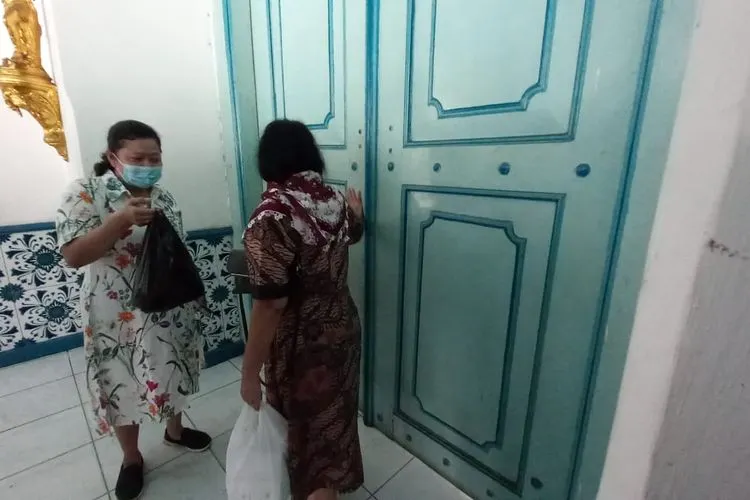 Kerabat keraton saat mencoba mengetok pintu dari sKerabat keraton saat mencoba mengetok pintu untuk masuk memberikan makan serta minum untuk kerabat yang terkurung di dalam, Jumat (12/2/2021). (ist)ng di dalam, Jumat (12/2/2021). (ist)