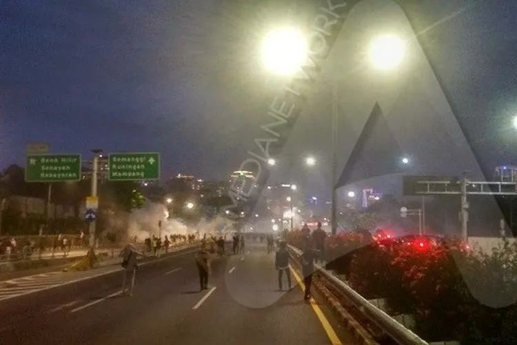 Massa yang sebagian besar terdiri dari pelajar dipukul mundur oleh aparat kepolisian di kawasan Senayan, Jakarta Pusat, Senin sore (30/9/2019)/Ayojakarta.com