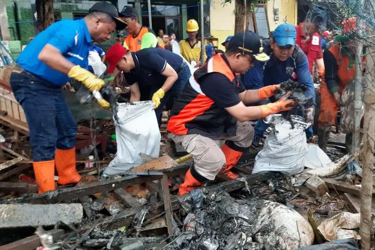 Suasana kerja bakti di Jakarta Timur, Minggu (5/1/2020) (Dispen Lantamal III)