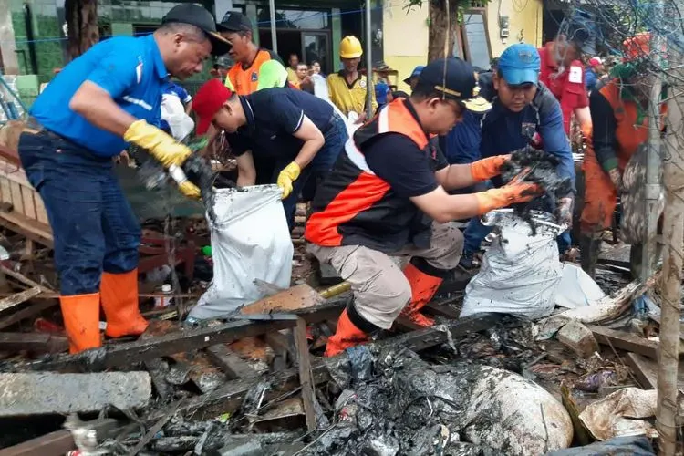 Suasana kerja bakti di Kampung Makassar, Jakarta Timur, Minggu (5/1/2020) (Dispen Lantamal III)