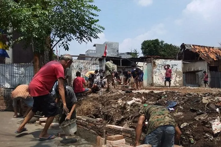 Warga RT 003 RW 04 Kelurahan Pisangan Timur, Jakarta Timur, tengah bekerja bakti membangun lapangan bulutangkis dan tenis meja di wilayah mereka/istimewa