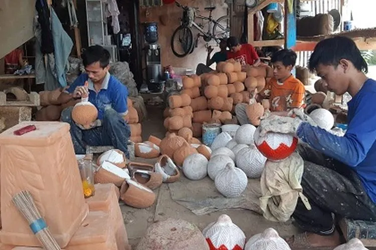 Perajin gerabah keramik di Sentra Industri Keramik Plered, Kabupaten Purwakarta, tengah mengerjakan pesanan, Senin (28/9/2020). (Ayopurwakarta/Dede Nurhasanudin)