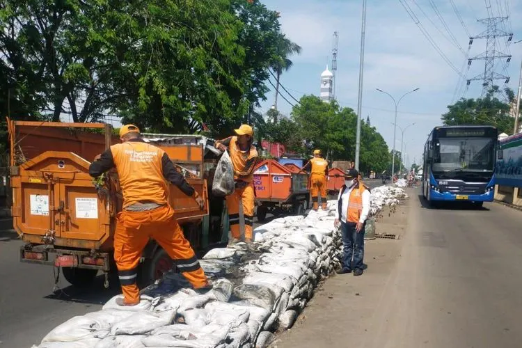 Lumpur hasil pengerukan saluran air diangkut PPSU/dok: utara.jakarta.go.id