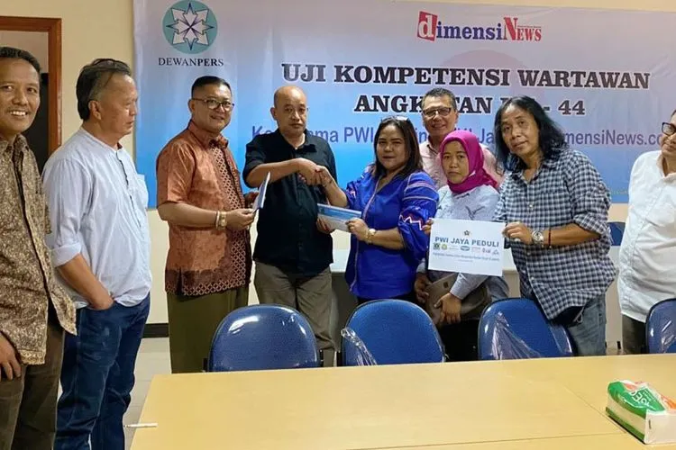 Ketua PWI Jaya Peduli, Nonnie Rering menyerahkan bantuan donasi kepada dua Pengurus Harian PWI Jaya yang menjadi korban banjir di Jakarta, Senin (6/1/2020) (Humas PWI Jaya)