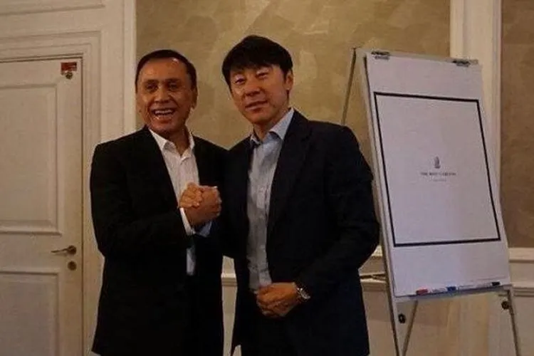 Ketua Umum PSSI, Mochamad Iriawan bersama pelatih asal Korea Selatan, Shin Tae-yong