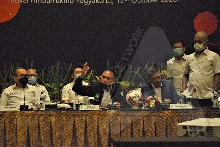 Ketua Umum PSSI Mochamad Iriawan saat memimpin Extraordinary Club Meeting di Royal Ambarukmo Hotel, Yogyakarta, Selasa (13/10/2020). (Ayojakarta.com/Budi Cahyono)