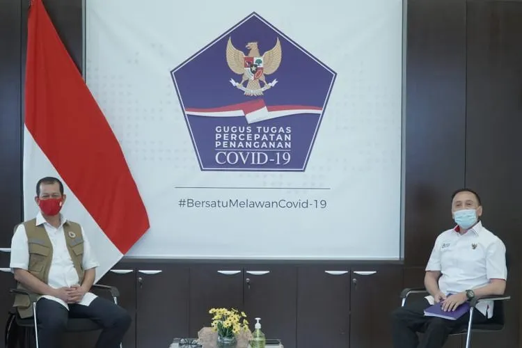 Ketua Umum PSSI, Mochamad Iriawan (kanan) bersama Ketua Satgas Penanganan COVID-19 Letjen TNI Doni Monardo (pssi.org)