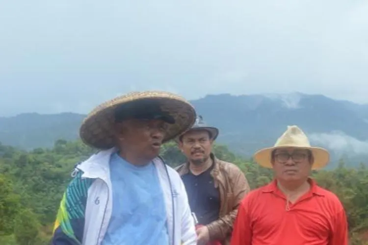 Ketum SMSI Pusat, Firdaus (kanan) bersama Wakil Ketua Dewan Penasehat, Taufiqurahman Ruki. (Dok. SMSI Pusat)