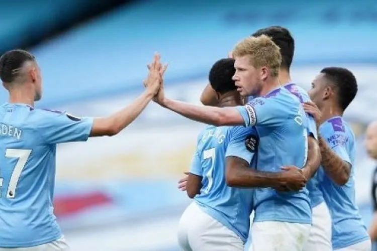 Para pemain Manchester City merayakan gol Kevin De Bruyne (tengah kanan) ke gawang Liverpool dalam lanjutan Liga Inggris di Etihad Stadium, Manchester. Dave Thompson / POOL / AFP