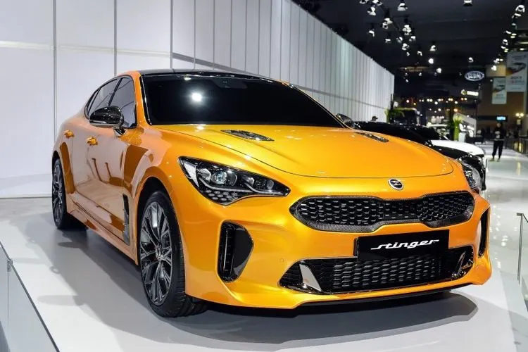 Kia Stinger di recall karena kesalahan dalam sistem power steering yang digerakkan motor (MDPS). Selain Hyundai Motor Co, Mercedes-Benz Korea, tiga perusahaan lain akan secara sukarela menarik kembali (recall) hampir 5.000 kendaraan untuk memperbaiki komponen yang rusak. Foto: Kia