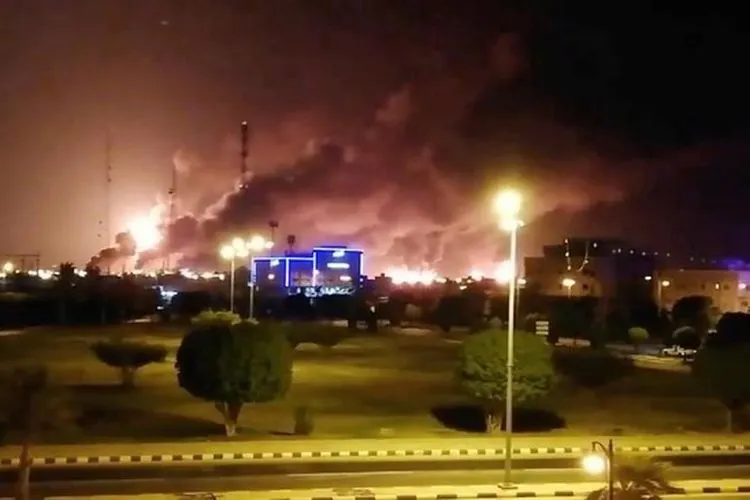Kepulan asap terlihat dari fasilitas minyak Arab Saudi. (Video diperoleh Reuters/via Reuters)