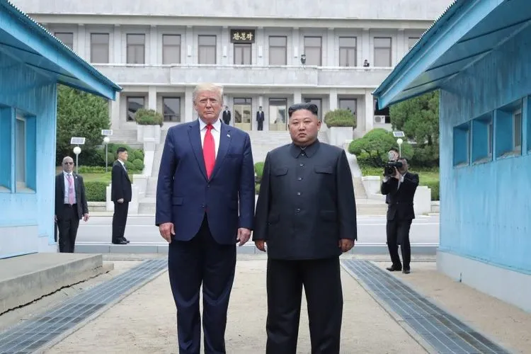 Pertemuan Presiden AS Donald J. Trump (kiri) dan pemimpin Korea Utara Kim Jong-un (kanan) di Zona Demiliterisasi Korea.  Foto: EPA