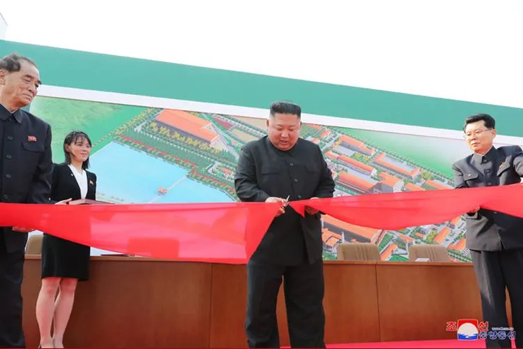 Penampilan pertama Kim Jong Un setelah sempat diberitakan meninggal dunia akibat sakit keras oleh media di Hong Kong. (KCNA)