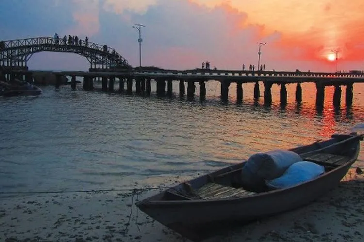 Jembatan Cinta yang menghubungkan Pulau Tidung Besar dan Pulau Tidung Kecil/pesona.travel