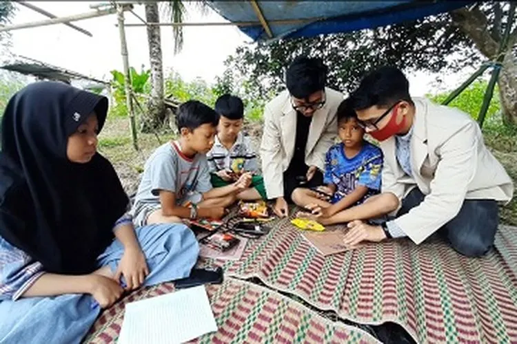 KKN Mahasiswa Fakultas Ilmu Komunikasi Uniga diisi dengan kegiatan berbagi kuota internet kepada siswa di Kelurahan Sukamulya, Kecamatan Bungursari, Kota Tasikmalaya.(dok)
