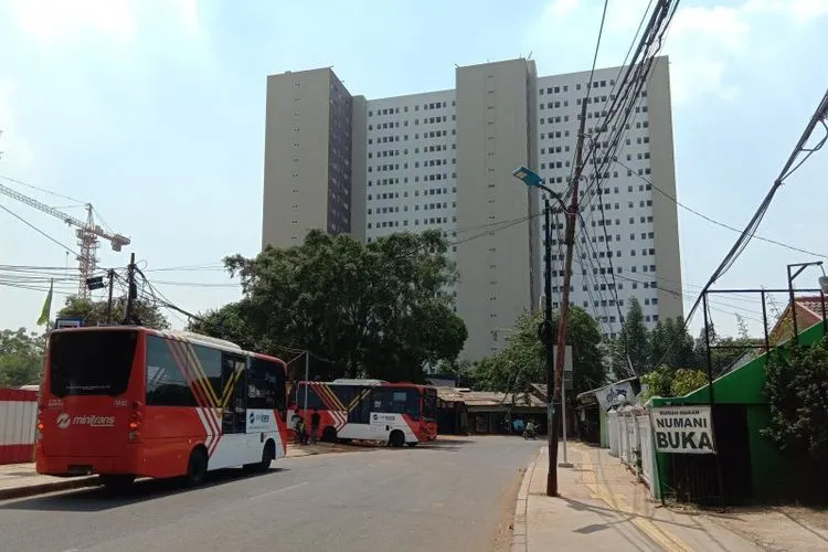 Suasana di sekitar kawasan rusunami Klapa Village di Pondok Kelapa, Jakarta Timur, Kamis (25/7/2019). (ANTARA/Sugiharto Purnama)