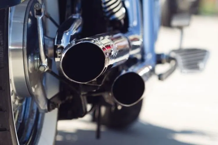 Ilustrasi knalpot modifikasi pada sepeda motor [Shutterstock].