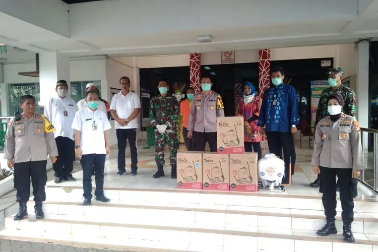 Komando Distrik Militer (Kodim) 0505 Jakarta Timur menyumbangkan 100 alat penyemprot cairan disinfektan yang langsung didistribusikan ke 65 kelurahan dan tempat-tempat ibadah. (Website Pemkot Jakarta Timur)