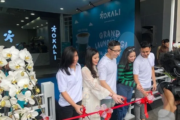 Artis Raffi Ahmad bersama istri Nagita Slavina dan jajaran ACR Corp meresmikan gerai Kokali di Lippo Mall Puri/Ayojakarta.com