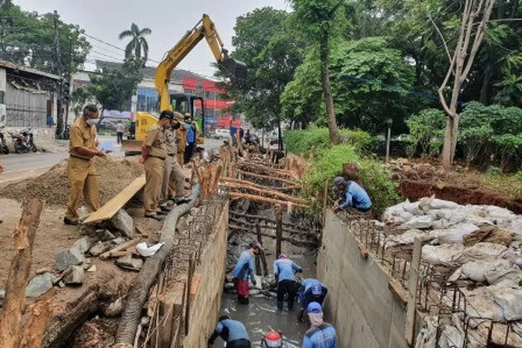 proses pembangunan kolam olakan / beritajakarta.id