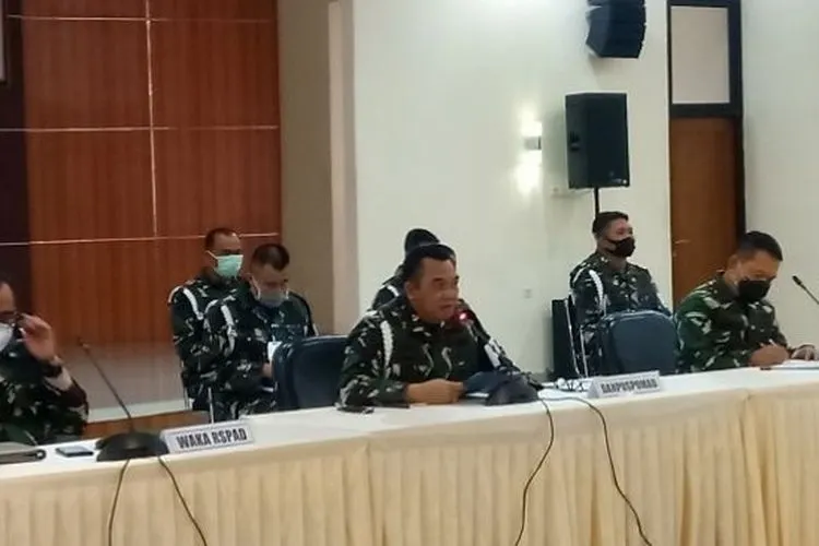 Komandan Pusat Polisi Militer Angkatan Darat (Danpuspomad) TNI Letjen TNI Dodik Widjanarko menyampaikan perkembangan terkini kasus penyerangan Polsek Ciracas, Rabu (7/10/2020). (Suara.com/Arga)