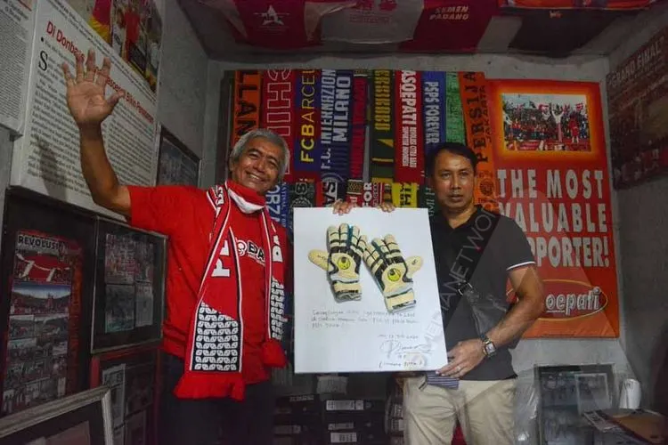 I Komang Putra menghibahkan sarung tangan saat dipakainya di final Liga Indonesia (Ligina) musim 2006 ke Museum Titik Nol Pasoepati yang dikelola Mayor Haristanto, Jumat (17/7/2020). (Ayojakarta.com/Budi Cahyono)