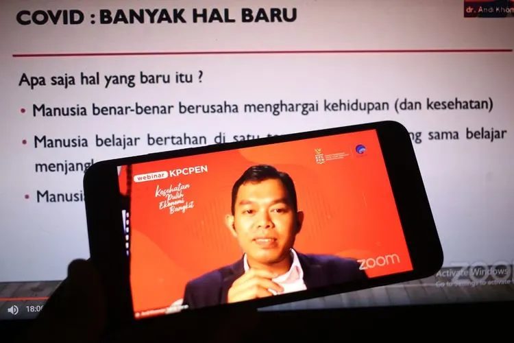 Dokter Andi Khomeini Takdir Haruni, Sp, PD yang merupakan dokter penyakit dalam, saat memberikan paparan dalam Webinar KPCPEN bertema Tantangan penyintas beradaptasi dan lindungi diri dengan imunisasi di Jakarta, Rabu (11/11/2020)/ istimewa