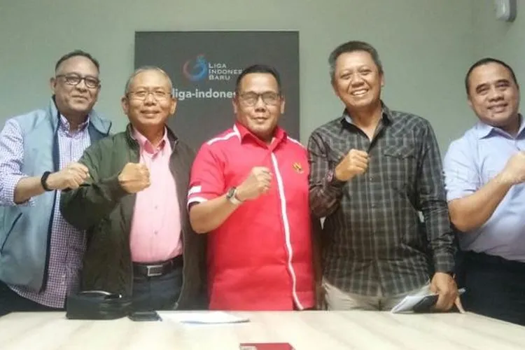 Komisaris PT LIB Hasani Abdulgani (kiri), Komisaris Utama PT LIB Sonhaji (kedua kiri), Direktur Utama PT LIB Cucu Soemantri (tengah), dan Direktur Operasional PT LIB Sujarno (kedua kanan) di Kantor PT LIB. (Suara.com/Adie Prasetyo Nugraha)